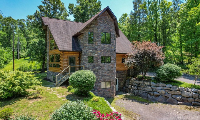 Townsend Cabin | Custom Log Cabin Close to Cades Cove in GSMNP!