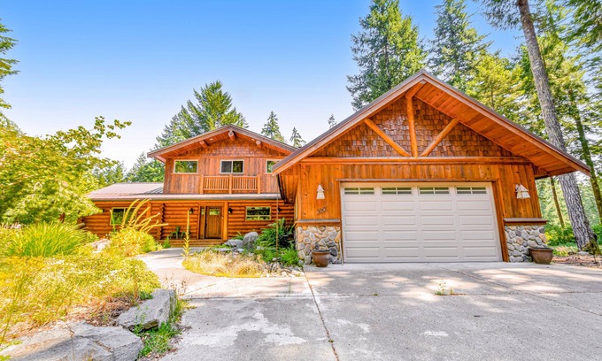 Union Cabin | Custom, log home on Alderbrook Golf Course with great deck
