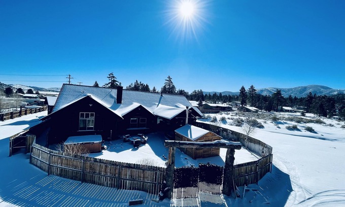 Big Bear City House | ❤️Custom Rustic Ranch in🐻Hot Tub🧖‍♀️Cold Tank🥶BBQ🍔Theatre📽Pool🎱Library📚Games🎯🏀♠️🎤Gym💪