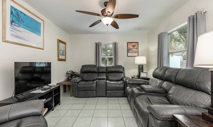 Tarpon Springs Apartment | Cute 2BR/1BA Gem near Beaches, Bikes, Bars, Bayous