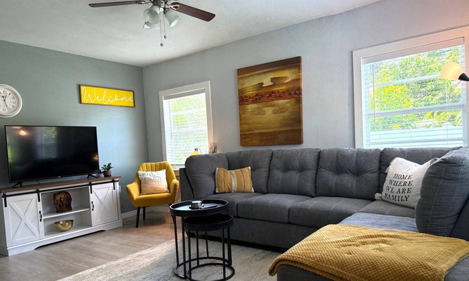 Bearss Plaza House | Cute and Cozy 2 bedroom bungalow in Seminole Heights