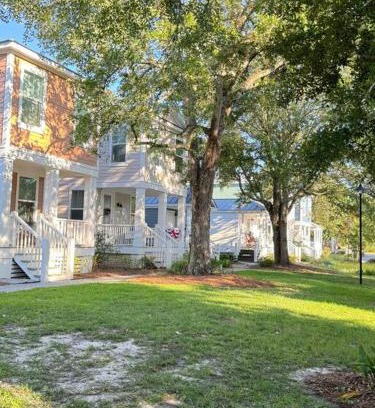 Ocean Springs House | Cute and Cozy Comfy Birds Junior Cottage - 1 mile to Dwntn Ocean Springs, near Beach with Golf Cart