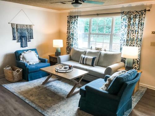 Searcy House | Cute Bleu Bison House -Sleeps 8 1 Block From HU
