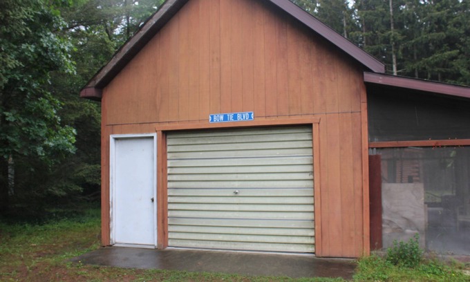 Mears Cabin | Cute cabin and pole building with bathroom facilities and kitchen area