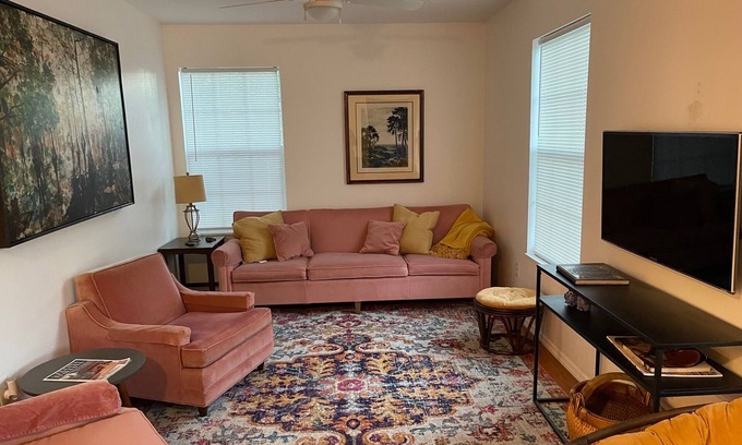 Tarpon Springs House | Cute, clean, 2B.2ba Home in Historic district -Near bayou & Craig Park.