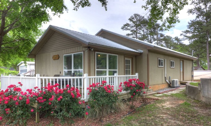 Jacksons' Gap Cottage | Cute Cottage 1/2 mile from boat launch just off 280. Pier, fire pit, deck, PETS
