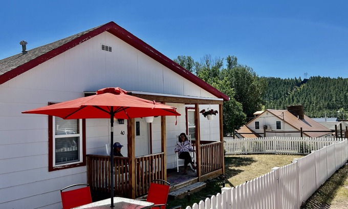 Custer Cottage | Cute Custer Cottage - Walk to restaurants and shopping