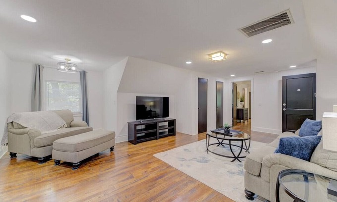 Columbia Apartment | Cute Double-Suite Columbian Apartment Home!