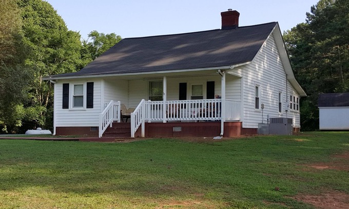 Bynum Cottage | Cute Home Next To Jordan Lake Access