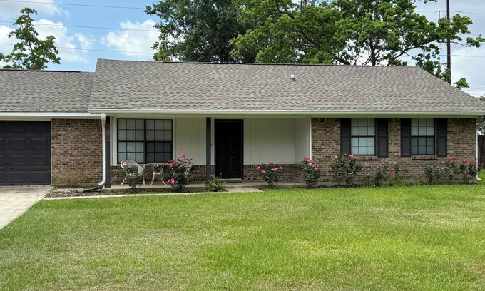 Foley House | Cute House close to all the action.