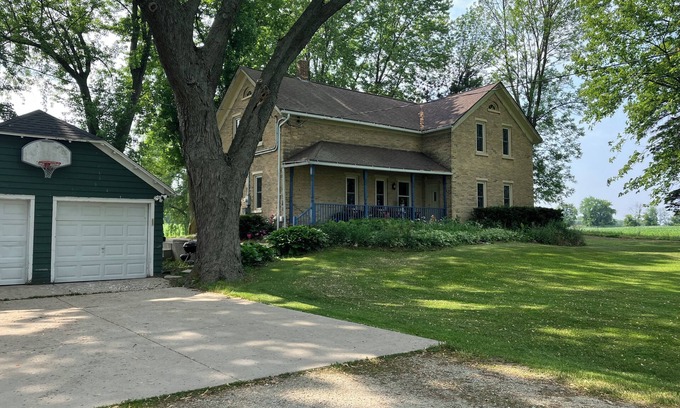 Tisch Mills House | Cute upper unit in the country 21 miles from Green Bay and NFL 2025 draft!