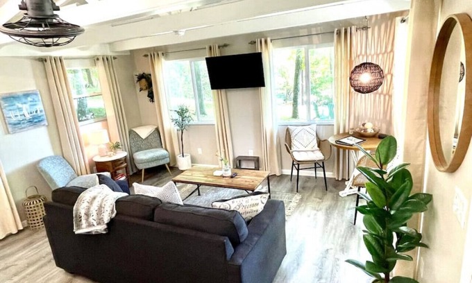 Cadiz Cottage | Cutest Cozy Getaway Cottage w/Sunset Lakeview