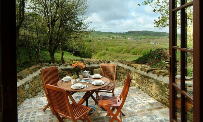 Dinas Cross Cottage | Cwm Bach in Pembrokeshire sleeps four people and is both pet and child-friendly. It is close to a go