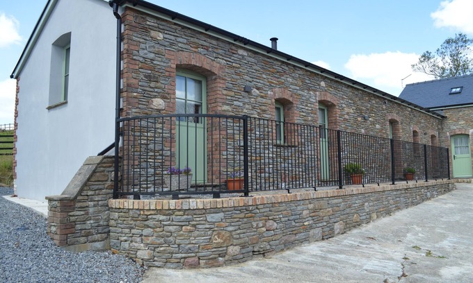 Mawr Cottage | CWRT Y WENNOL, family friendly, character holiday cottage in Clydach