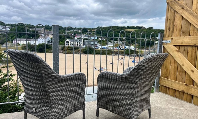 Aberporth Cabin | Cwtch Glanmordy by Aberporth Beach Holidays