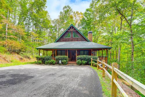 Dahlonega House | Dahlonega Cabin with Hot Tub, 4 Mi to Downtown!