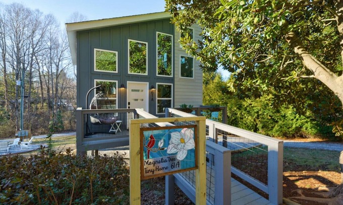 Dahlonega House | Dahlonega Magnolia Tree Tiny Home *King Bed*