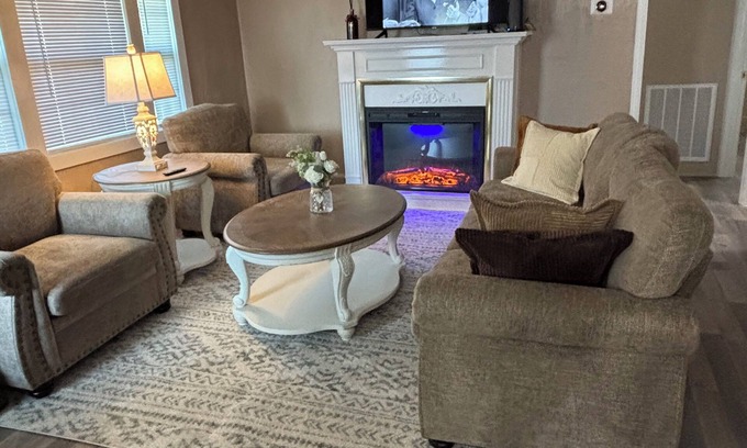 Jacksonville House | Daisy’s PlacenCozy cottage three bedroom located in the heart of Jacksonville