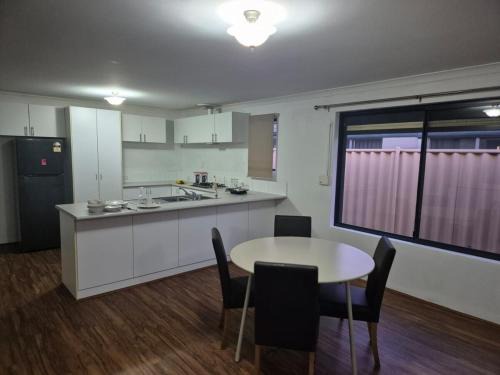 Dalyellup Villa | Dalyellup accommodation Rear Unit Close to Cafés and Shops