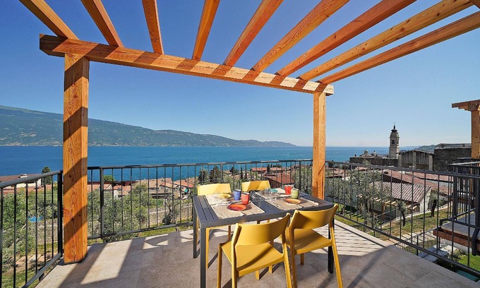 Gargnano Apartment | Dany' estate with water view
