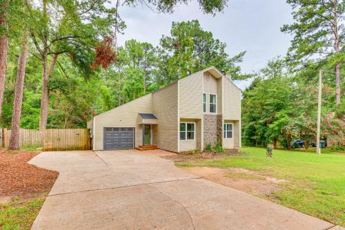 Daphne House | Daphne Home with Deck Close to Beaches and Parks!