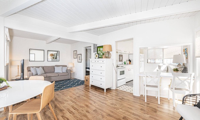 Balboa Island Condo | Darling Balboa Island Getaway | Bay Views, Sunny Patio | Wildly Walkable - No Car Needed!