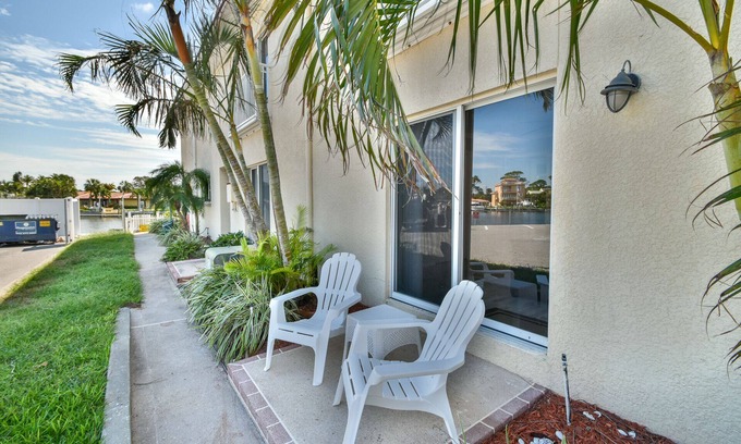 Belle Vista Condo | Darling Updated Condo Across the Street from Beach