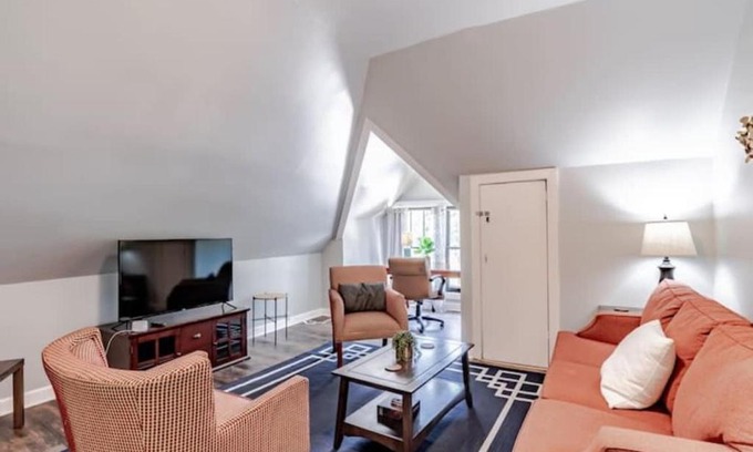 Mobile Apartment | Dauphin District Darling-4 Apartments-FullBuilding