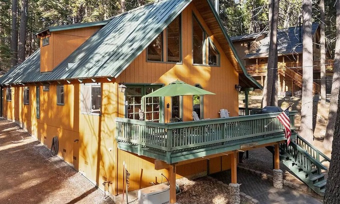 Dorrington Cabin | Dave's Den Large Game Room Loft, Close to Bear Valley, Outdoor Adventure