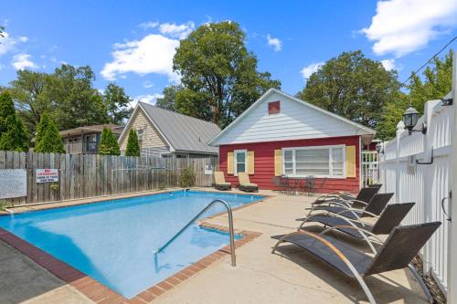 Monticello Hotel | Dave's Last Resort - Poolside Cabin 4 Hotel Room