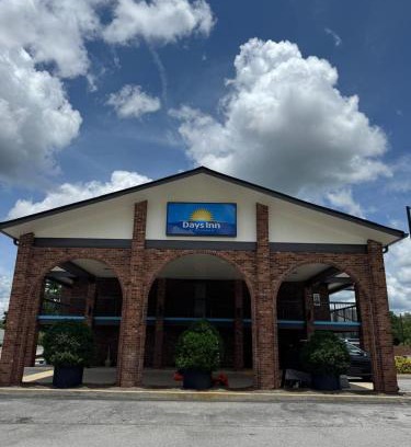Clanton Hotel | Days Inn by Wyndham Clanton AL