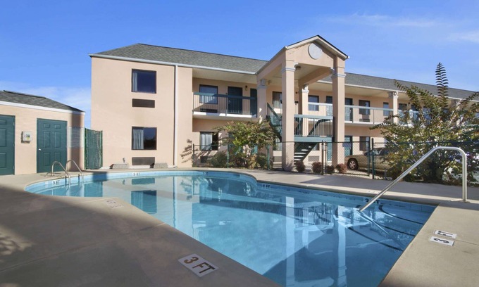 Lexington Hotel | Days Inn By Wyndham Lexington/Columbia