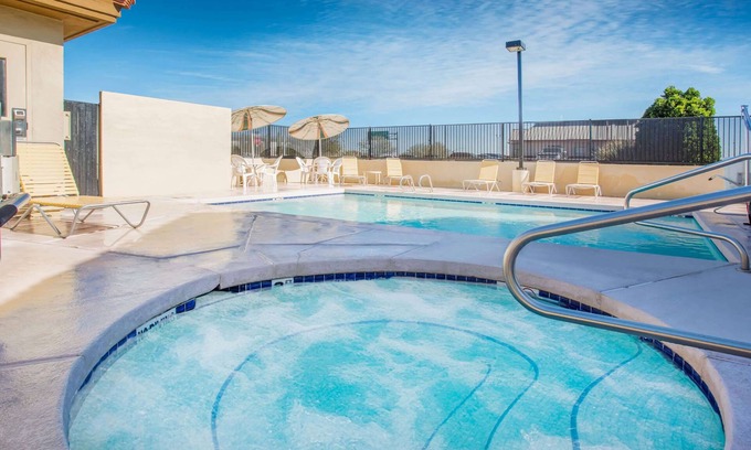 Deer Valley Hotel | Days Inn by Wyndham Phoenix North