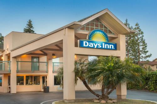 Redwood Oaks Hotel | Days Inn by Wyndham Redwood City