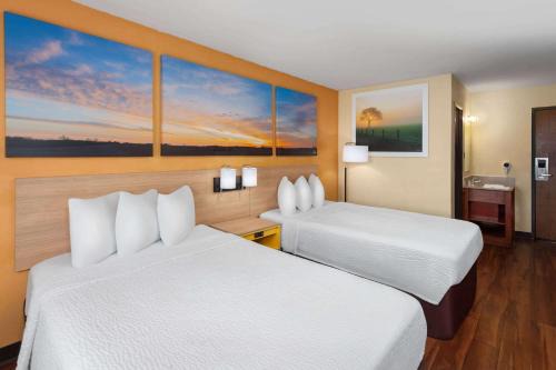 Cherry Valley Hotel | Days Inn by Wyndham Rockford I-90 Casino District