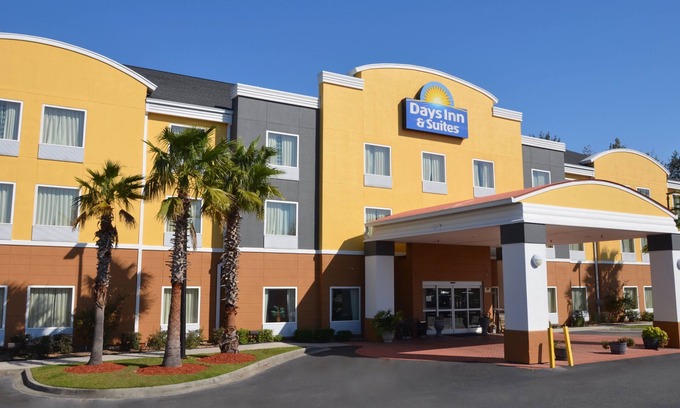 Port Wentworth Hotel | Days Inn & Suites by Wyndham Savannah North I-95