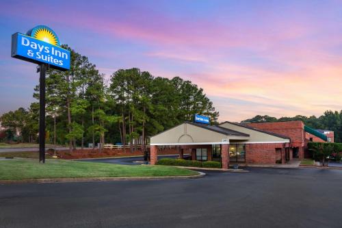 Rocky Mount Hotel | Days Inn & Suites by Wyndham Rocky Mount Golden East