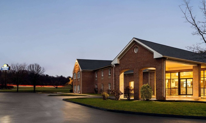 Rohrerstown Hotel | Days Inn & Suites by Wyndham Lancaster Amish Country