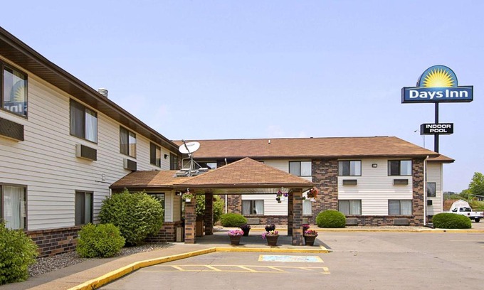 Davenport Hotel | Days Inn & Suites by Wyndham Davenport East