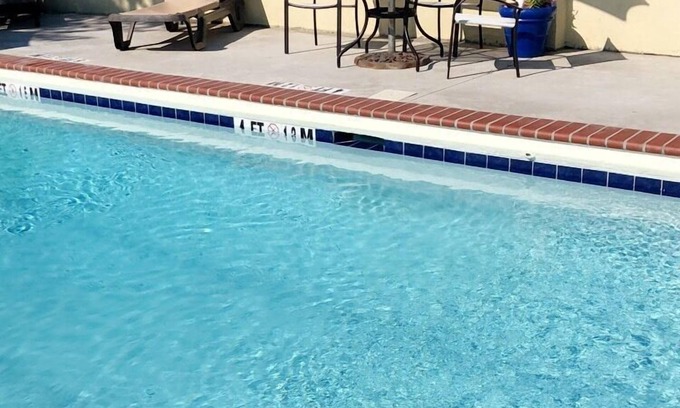 Commerce Hotel | Days Inn & Suites by Wyndham Commerce