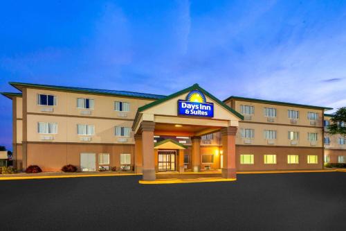 Morris Hotel | Days Inn & Suites by Wyndham Morris I-80