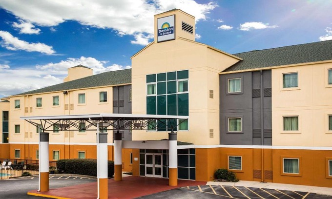Grovetown Hotel | Days Inn & Suites by Wyndham Augusta Near Fort Eisenhower