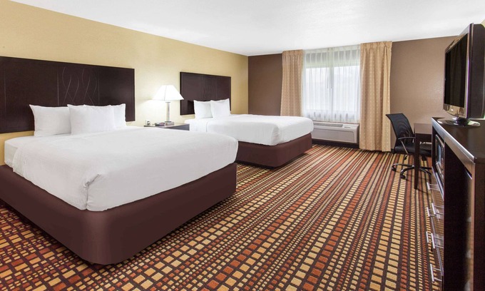 Davenport Hotel | Days Inn & Suites by Wyndham Davenport East
