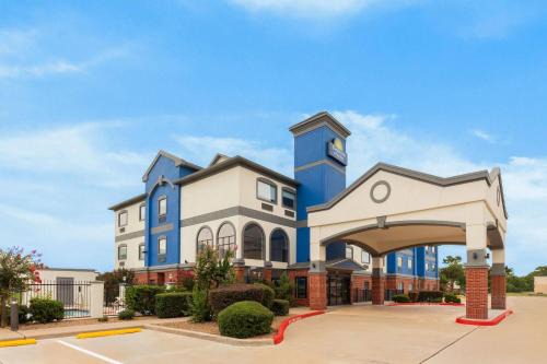 Barker Hotel | Days Inn & Suites by Wyndham Sam Houston Tollway