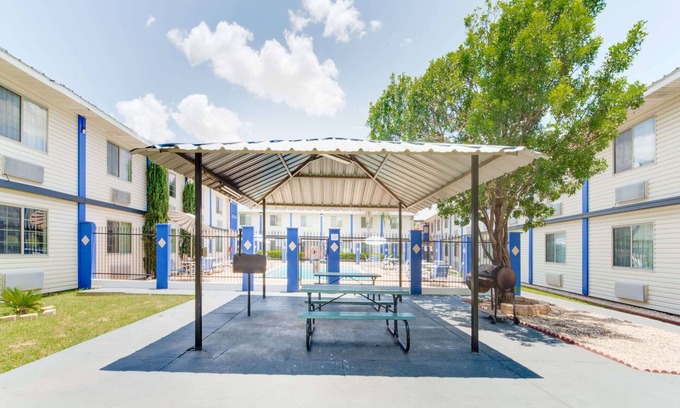 Bonanza Hotel | Days Inn & Suites by Wyndham Laredo