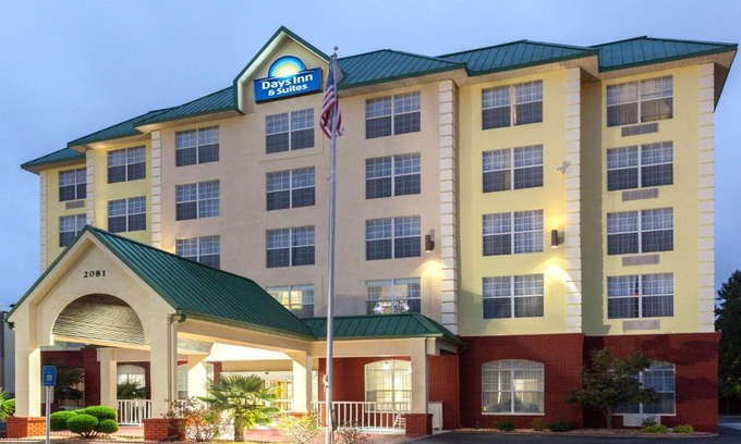 Northlake Hotel | Days Inn & Suites by Wyndham Tucker/Northlake