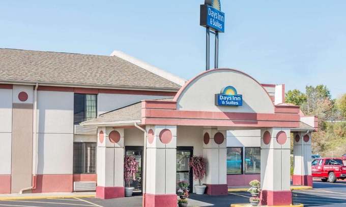New Bedford Hotel | Days Inn & Suites by Wyndham Youngstown/Girard Ohio