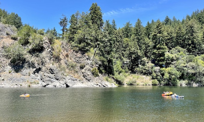 Villa Grande House | Dazzling & Spacious Russian Riverfront 3-Bd, 2ba Vintage-Modern home, sleeps 6-8