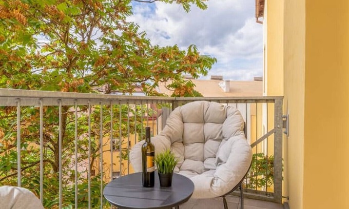 Prague 2 Apartment | De Luxe Suite with balcony in Angelo Residence