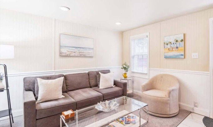 Historic District Apartment | Dean Street's Lower Deck House!